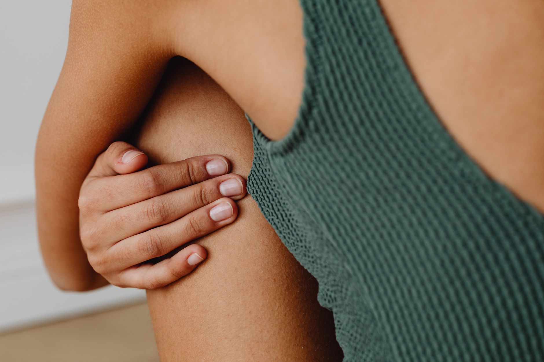 Arthrose du genou : de minuscules particules résorbables pour soulager la douleur sans chirurgie